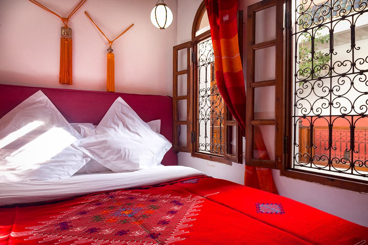 Chambre traditionnelle de luxe au Riad Sable Chaud Médina