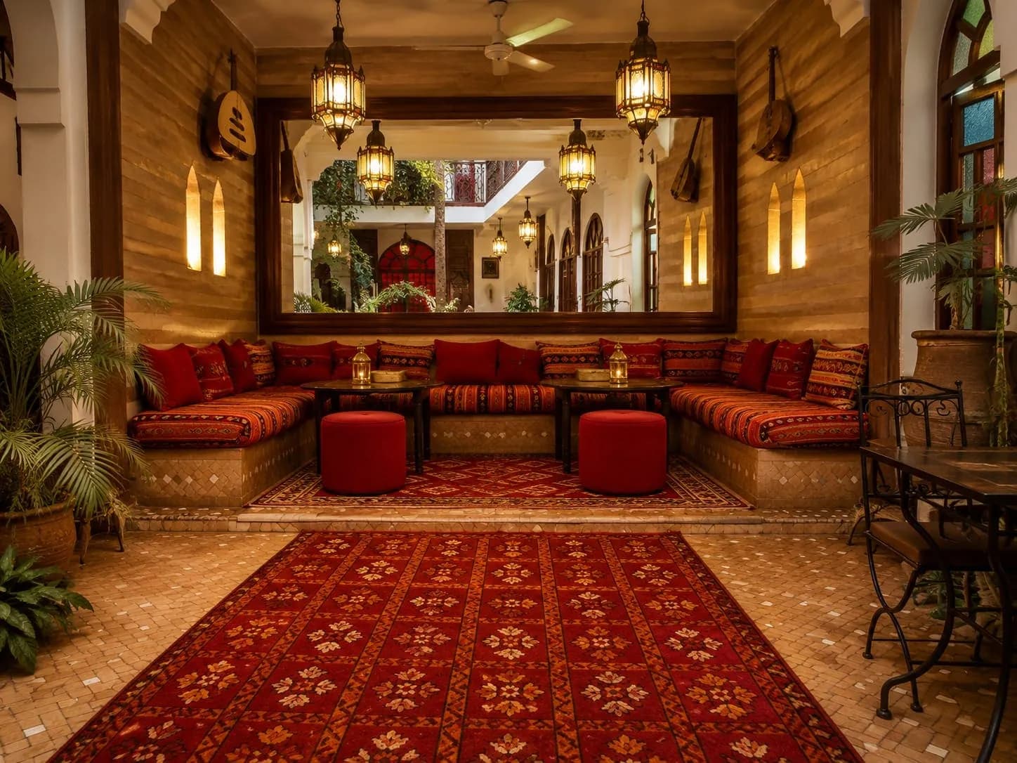 Riad dans la médina de Marrakech — Le patio traditionnel avec fontaine et orangers du Riad Sable Chaud