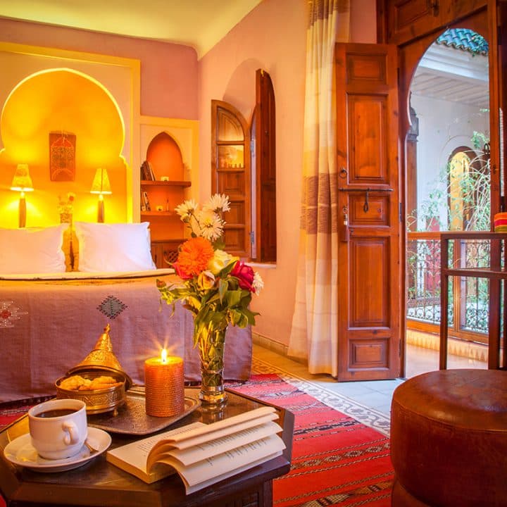 Suite élégante avec décoration artisanale marocaine
